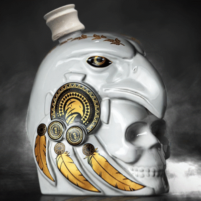 ¿Buscas un regalo único? Compra el Tequila Joven Guerrero Águila de Los 3Acuerd2. Botella de cerámica pintada a mano y tequila 100% auténtico. Envío rápido desde España.