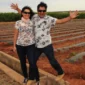Carlos e Isabel sobre la acequia del primer campo, ya plantado de chiles mexicanos, en abril de 2014
