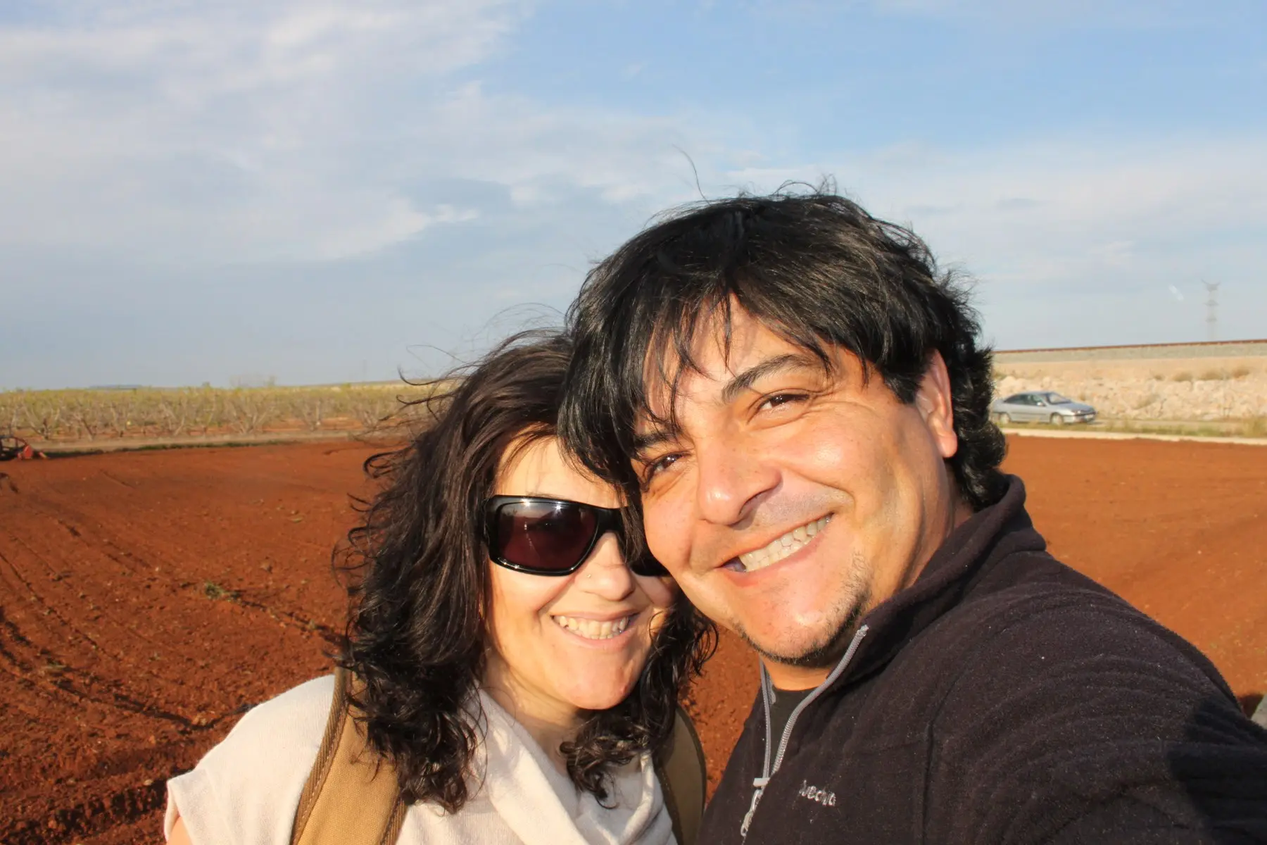 Carlos e Isabel, fundadores de Jalapeños Tu Gitana, en su primer campo recién labrado en marzo de 2014