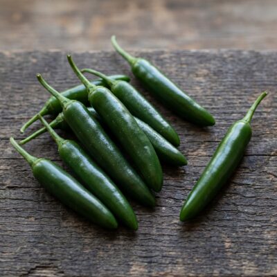 Chiles serranos frescos mexicanos cultivados en España — chile verde alargado