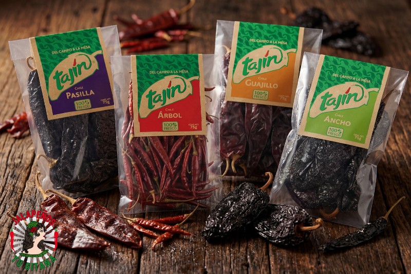 Chiles secos Tajín sobre madera rústica — guajillo, árbol, ancho y pasilla