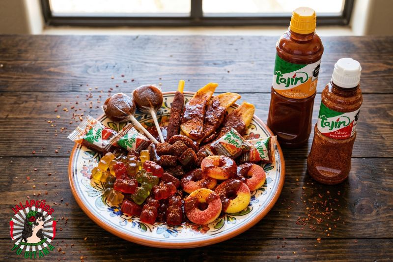 Dulces y gomitas mexicanas cubiertas con salsa y especias