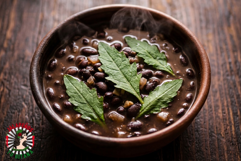 Frijoles de olla mexicanos con hojas frescas de epazote — receta tradicional