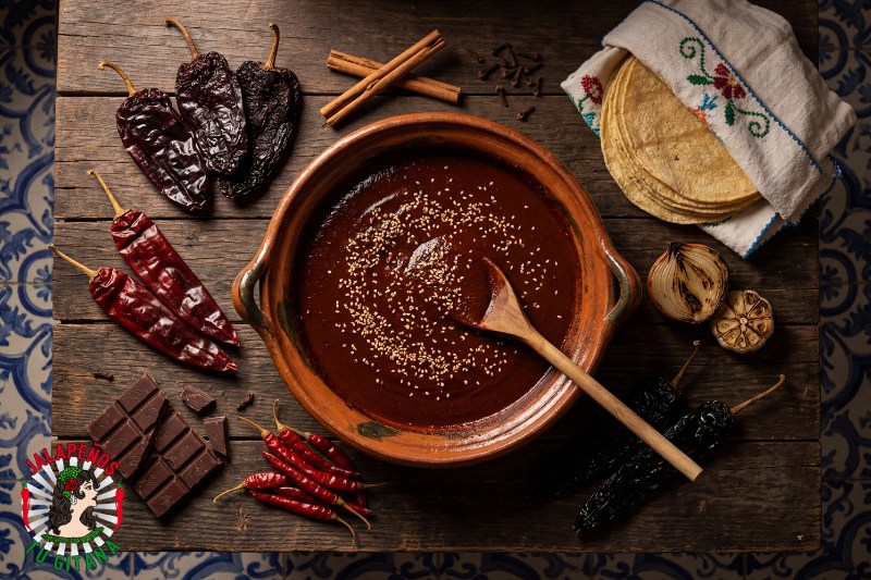 Mole mexicano preparado con chiles secos en cocina de barraca valenciana