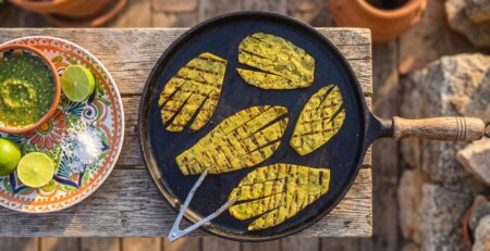 Nopales frescos asándose a la plancha con marcas de parrilla — receta mexicana en España