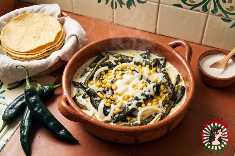 Rajas de chile chilaca con crema mexicana en cazuela de barro