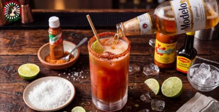 Receta de michelada mexicana con vaso escarchado y cerveza
