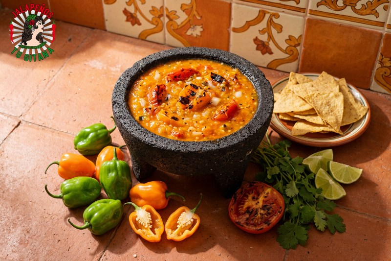 Salsa de habanero mexicana en molcajete de piedra volcánica