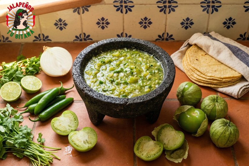 Salsa verde mexicana tradicional hecha con chile serrano y tomatillo