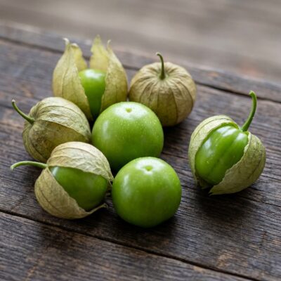 Tomatillos verdes frescos mexicanos cultivados en España — miltomate de cáscara